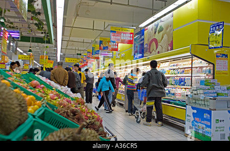 CHINA BEIJING Chinese shoppers in Wumart an upscale supermarket in Beijing Stock Photo