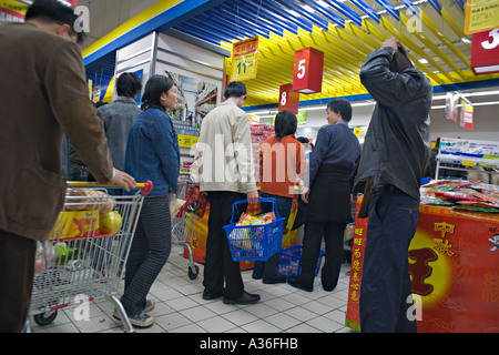 CHINA BEIJING Chinese customers standing in checkout line in Wumart an upscale supermarket in Beijing Stock Photo