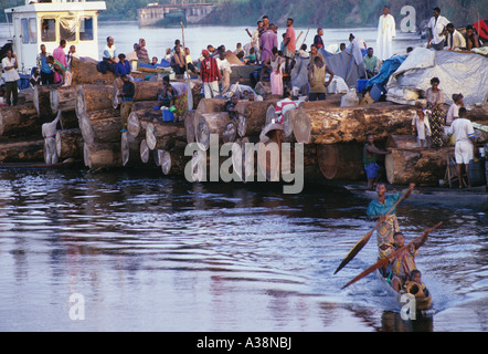 log barge arriving bumba Stock Photo