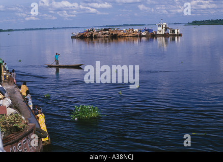 log barge arriving bumba Stock Photo