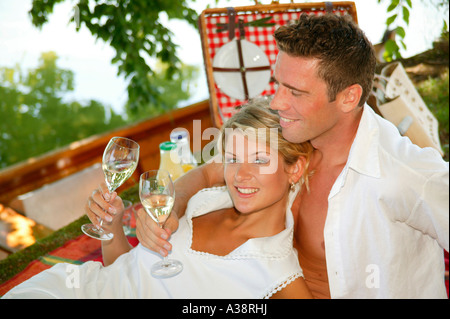 Verliebtes Paar bei einem Picknick am See, amorous couple having a picnic by the lake Stock Photo