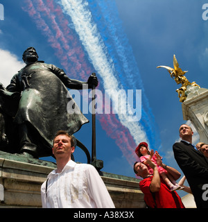 Red White Blue aircraft trail outside Buckingham Palace on the Queen's 80 Birthday London England UK 2006 Stock Photo