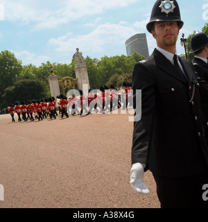 Guardsmen and a line of policemen outside Buckingham Palace on Queens 80 Birthday London England UK 2006 Stock Photo