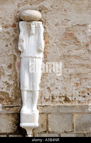 ITALY Veneto Venice Cannaregio District Campo dei Mori Statue of stone Moor depicting one of Mastelli brothers from Moorea Stock Photo