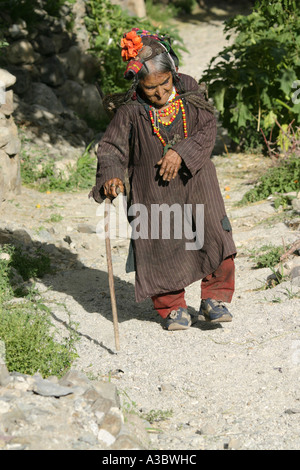 The typical headgear of the Dardi. The Dard tribesmen are one of the purest Aryan tribes in the region, Ladakh Stock Photo