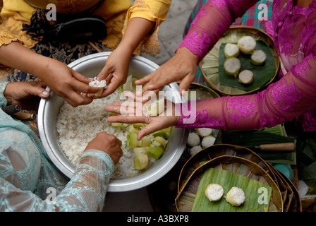Women in the temple at Seminyak, they are making the daily religious offerings called Canang. Bali Indonesia 2006 2000s HOMER SYKES Stock Photo