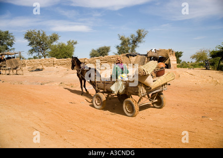 People on their way to the Monday market at Djenne by the Bani river, Mali, West Africa Stock Photo