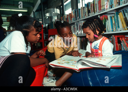 Girls reading together at a New York Public Library branch in NYC Stock Photo