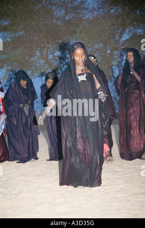 Tuareg Tribal Dance In The Sahara Near Timbuktu Mali West Africa Stock ...