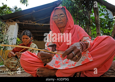 Indo-German-Changar-Eco-Development-Project, basket weaver Rekha and her son, Bhassli, Palampur, Himachal Pradesh, India Stock Photo