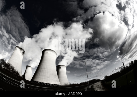 Giant COOLING TOWERS and chimneys AT DRAX COAL FIRED POWER STATION SELBY NORTH YORKSHIRE ENGLAND UK on a cold winter morning Stock Photo