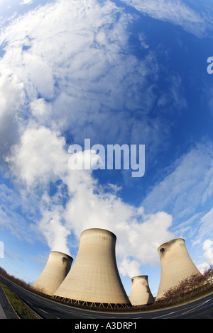 Giant COOLING TOWERS and chimneys AT DRAX COAL FIRED POWER STATION SELBY NORTH YORKSHIRE ENGLAND UK on a cold winter morning Stock Photo