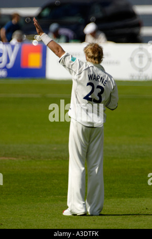 AUSTRALIAN CRICKETER SHANE WARNE ABOUT TO BOWL FOR HAMPSHIRE VERSUS GLAMORGAN AT SOPHIA GARDENS, CARDIFF, SOUTH WALES, U.K. Stock Photo