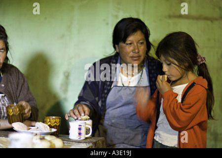 GUATEMALA CAPELLANIA Extended Indigenous Maya Quiche family having breakfast around the Lorena woodburning stove Stock Photo