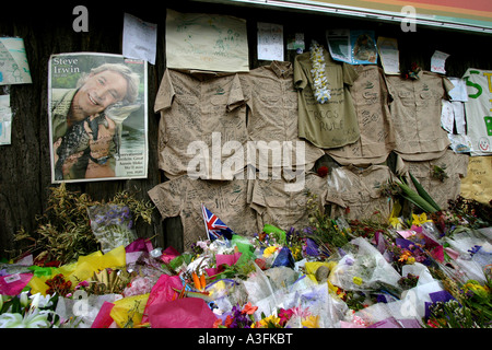 PEOPLE AT AUSTRALIA ZOO PAYING TRIBUTE TO STEVE IRWIN AFTER HIS UNTIMELY PASSING  BAPDB9187 HORIZONTAL Stock Photo