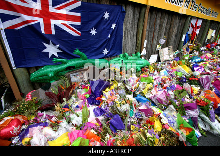 PEOPLE AT AUSTRALIA ZOO PAYING TRIBUTE TO STEVE IRWIN AFTER HIS UNTIMELY PASSING  BAPDB9197 HORIZONTAL Stock Photo
