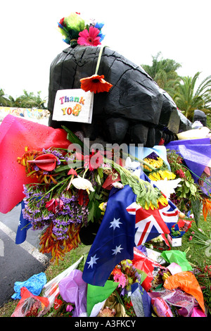 PEOPLE AT AUSTRALIA ZOO PAYING TRIBUTE TO STEVE IRWIN AFTER HIS UNTIMELY PASSING  BAPDB9203  VERTICAL Stock Photo