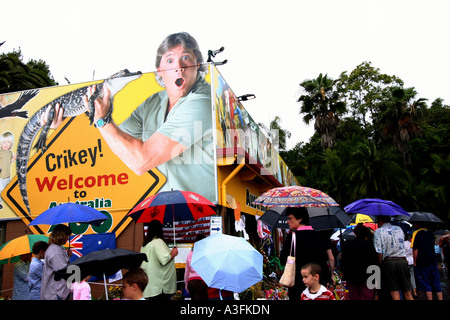 PEOPLE AT AUSTRALIA ZOO PAYING TRIBUTE TO STEVE IRWIN AFTER HIS UNTIMELY PASSING  BAPDB9209 HORIZONTAL Stock Photo