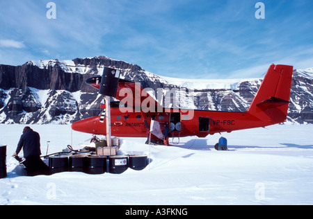A British Antarctic Survey Twin Otter aircraft lands to refuel at the Theron Mountain Depot, Antarctica Stock Photo