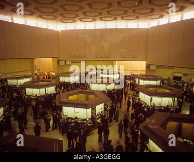 London stock exchange floor hi-res stock photography and images - Alamy