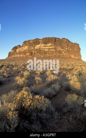 Vertical layers of volcanic rock layers Stock Photo - Alamy