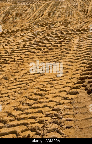 Sand Loading Track Tyre tracks from front end loader in quarry sand Stock Photo - Alamy