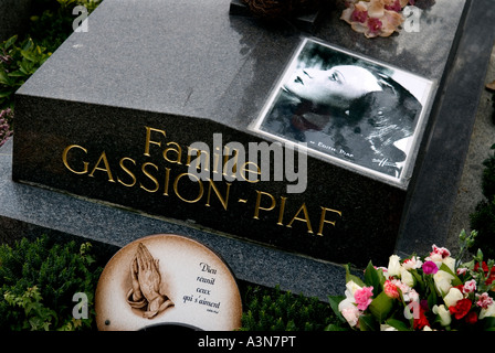 PARIS FRANCE PERE LACHAISE CEMETERY CIMETIERE DU PERE LACHAISE THE MOST FASHIONABLE PLACE TO BE LAID TO REST IN PARIS EDITH PIAF Stock Photo