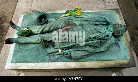 PARIS FRANCE PERE LACHAISE CEMETERY CIMETIERE DU PERE LACHAISE THE MOST FASHIONABLE PLACE TO BE LAID TO REST IN PARIS VICTOR NOI Stock Photo