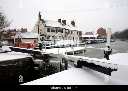 Grand Union Canal at Cape of Good Hope pub, snowy, Warwick, Warwickshire, England, UK Stock Photo