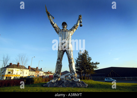 LARGE METAL STATUE OF MINER IN BROWNHILLS,WEST MIDLANDS,ENGLAND.UK Stock Photo