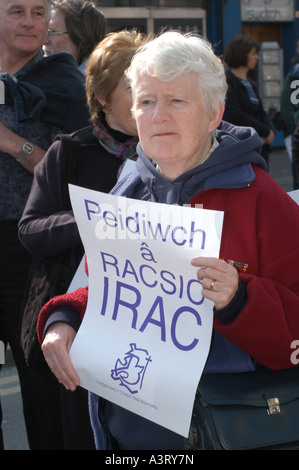 Mature female Anti Iraq war protester Aberystwyth Ceredigion west wales peidiwch a racsio iraq [welsh for  don't wreck iraq ] Stock Photo