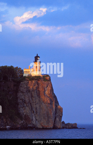 THE SPLIT ROCK LIGHTHOUSE AT SPLIT ROCK LIGHTHOSE STATE PARK NEAR TWO ...
