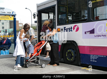 Passengers getting off a bus in Sheffield Stock Photo