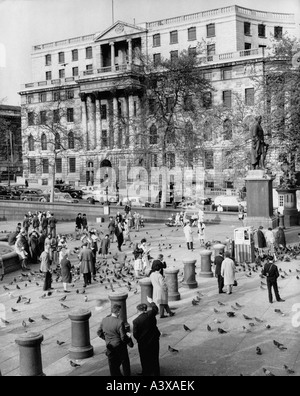 geography / travel, Great Britain, London, squares, Trafalgar Square, view towards South Africa House, 1950s, Stock Photo