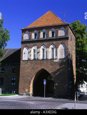 geography / travel, Germany, Mecklenburg-Western Pomerania, Stralsund, buildings, city gate, Kniepertor, built: 15th century, ex