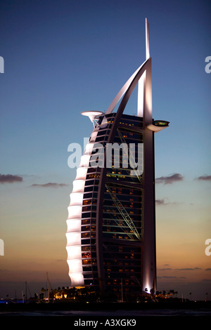 Dubai luxus Hotel Burj al Arab in the evening Stock Photo