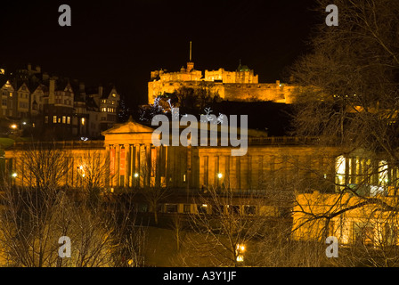 dh  EDINBURGH CASTLE EDINBURGH Scottish National Gallery of Scotland and floodlit castle night view Stock Photo