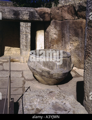 travel /geography, Malta, Hal Tarxien, buildings, central temple, stone cauldron, circa 3000 - 2500 B.C., historic, historical, Europe, architecture, early history, prehistory, megalith, megaliths, culture, religion, Magna Mater, intoxication, potion, UNESCO world heritage, Stock Photo