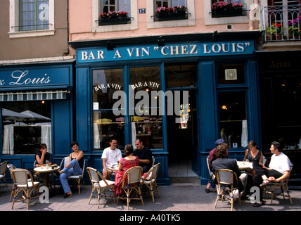 Lyon is the capital of the Rhône-Alpes région, Cafe bar  a vin chez louis Stock Photo
