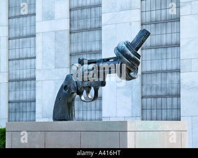 The sculpture, Non-Violence, AKA The Knotted Gun, by artist Carl Fredrik Reuterswärd. United Nations Headquarters, Manhattan, New York, USA Stock Photo
