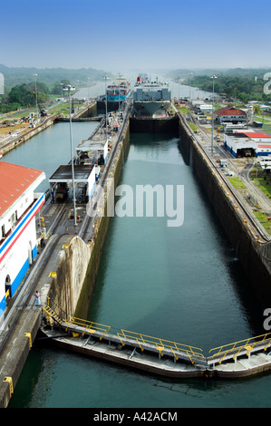 Ship entering lock in the Panama Canal Stock Photo - Alamy