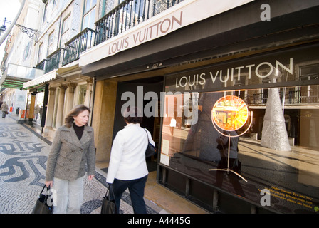 Louis Vuitton Lisbon Portugal shoppers wait outside the fashion shop Stock Photo: 36303561 - Alamy