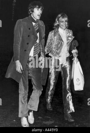 ROLLING STONES Keith Richards and Anita Pallenberg shopping in Rome in
