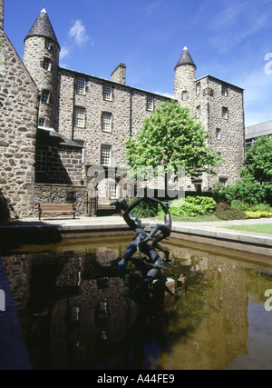 dh  PROVOST SKENES HOUSE ABERDEEN Fountain and 17th century town house historic houses scotland skene historical