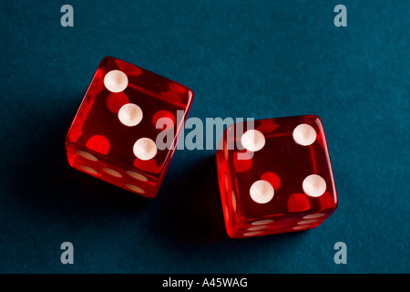 Pair of dice showing the number 7 seven Stock Photo - Alamy