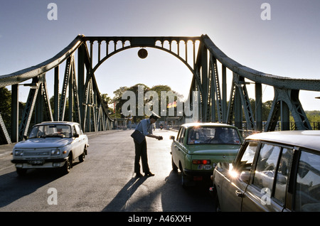 Glienick Bridge, GDR-boarder guards controlling passports in cars, Berlin, Germany Stock Photo