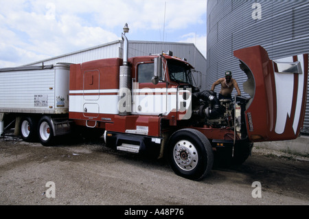 truckers rig in front of a grain silo iowa usa Stock Photo