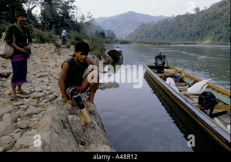 karen soldiers guarding a supply boat on river moei. manerplaw burma 1992 Stock Photo