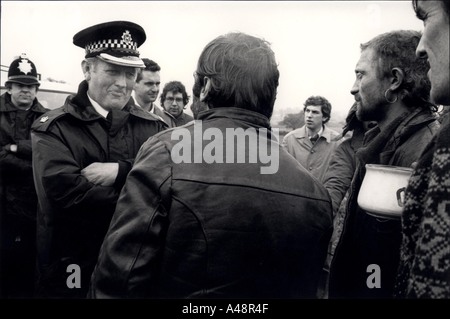 Police confront a group of new age travellers camped  on land near yeovil somerset england. 1986 Stock Photo