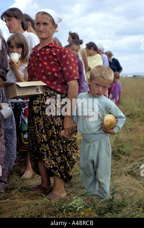 refugees from srebrenica in tuzla july 1995 queuing for food at UN airbase Stock Photo